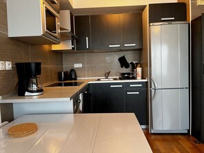 Réfrigérateur, micro-ondes, four, plaque de cuisson