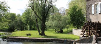 Charming Riverside Cottage with Private Grounds, Fishing, Pet-Friendly, WiFi, and Parking