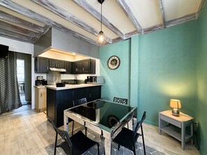 Kühlschrank, Mikrowelle, Herdplatte, Geschirrspüler