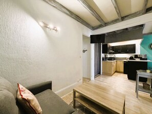 TV - Cozy 1BR Apartment in Mont-Dore Center, Near Thermes & Amenities, Sleeps 4 (Mont-Dore)