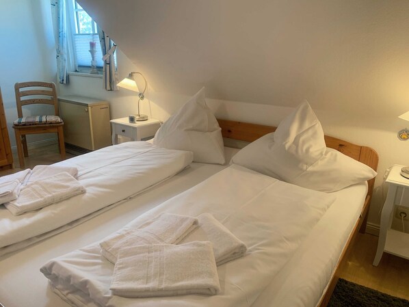 2 bedrooms, travel cot, WiFi