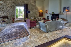 TV, fireplace - Villa with heated pool and amazing view, Camaiore (Camaiore)