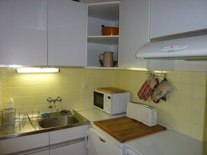 Réfrigérateur, micro-ondes, chaise haute