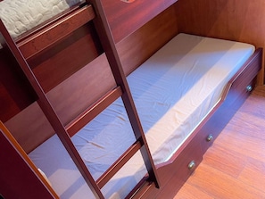 1 bedroom, bed sheets