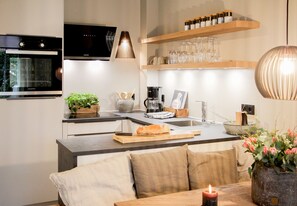 Køleskab, ovn, opvaskemaskine, kaffe-/temaskine