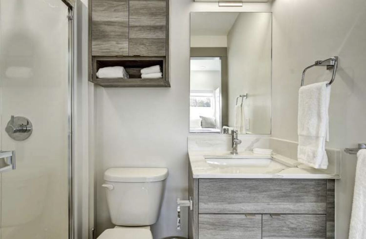 Luxury Lake Escape - beach condo with lake access, pickleball and heated pool!