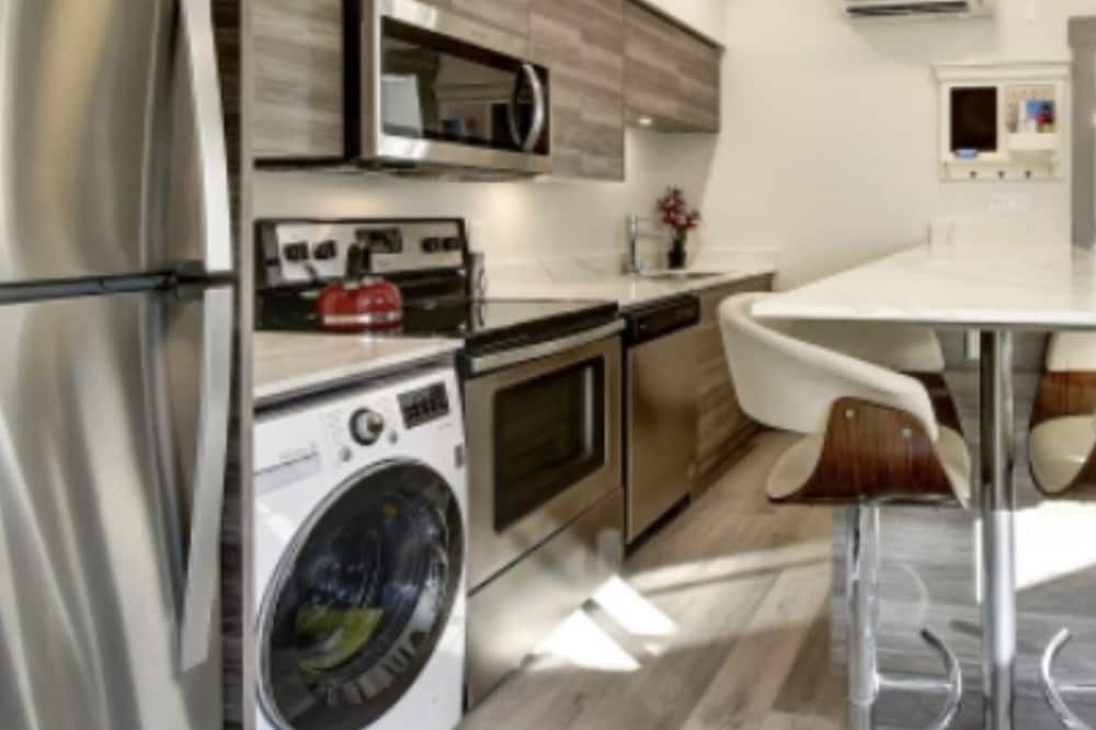 Luxury Lake Escape - beach condo with lake access, pickleball and heated pool!