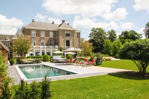 Una piscina al aire libre de temporada