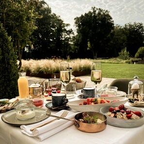 Se ofrece un desayuno a la carta (25.00 EUR por persona)