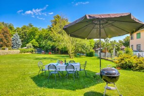 Standard-Apartment, Mehrere Schlafzimmer, 2 Bäder (Residenza Il Parco Family Retreat) | Speisen im Freien