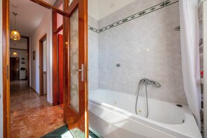 Appartement Standard, plusieurs chambres, 2 salles de bains (Residenza Il Parco Family Retreat) | Salle de bain | Douche, séchoir à cheveux, bidet, serviettes fournies