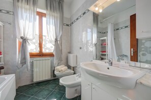 Standard Apartment, Multiple Bedrooms, 2 Bathrooms (Residenza Il Parco Family Retreat) | Bathroom