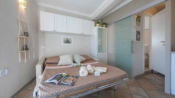 Iron/ironing board, WiFi, bed sheets