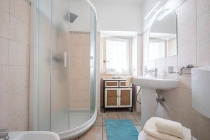 Standard Studio, Lake View (Nido Belvedere AC and Lake View) | Bathroom - Nido Belvedere AC and Lake View (Lesa)