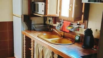 Réfrigérateur, micro-ondes, plaque de cuisson, cafetiÚre/bouilloire
