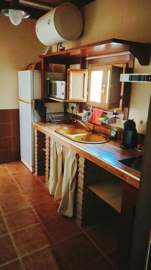 Geladeira, micro-ondas, cooktop, cafeteira/chaleira