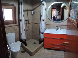 Chuveiro, secador de cabelo, toalhas de banho, sabonete