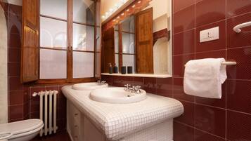 Combined shower/bathtub, hair dryer, bidet, towels