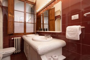 Combined shower/bathtub, hair dryer, bidet, towels - Fantastic apartment for 6 people in Vie dei Bardi (Firenze)