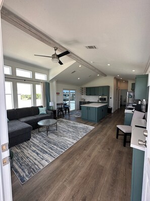 Premier Cabin, 1 King Bed with Sofa bed, Lake View | Private kitchen