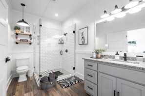 Panoramic Cabin | Bathroom | Shower, rainfall showerhead, hair dryer, towels