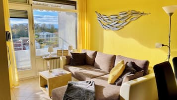 Smart TV, libros, estéreo