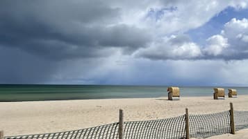 En la playa, sillas reclinables de playa