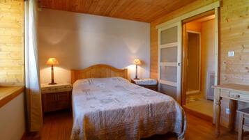 8 bedrooms, iron/ironing board, WiFi