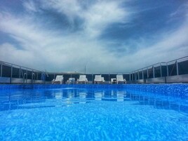 Kauden mukainen ulkouima-allas