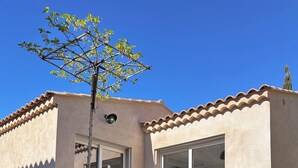 Un bâtiment doté d’un toit recouvert de tuiles, d’une porte et d’une fenêtre.