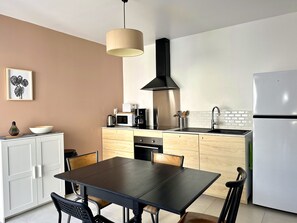 Frigorífico, microondas, horno y placa de cocina