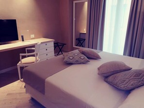 Rom – superior | Sengetøy av topp kvalitet, minibar, safe på rommet og skrivebord
