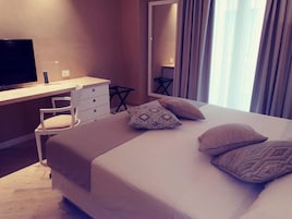 高级房 | 高档床上用品、迷你吧、客房内保险箱、办公桌
