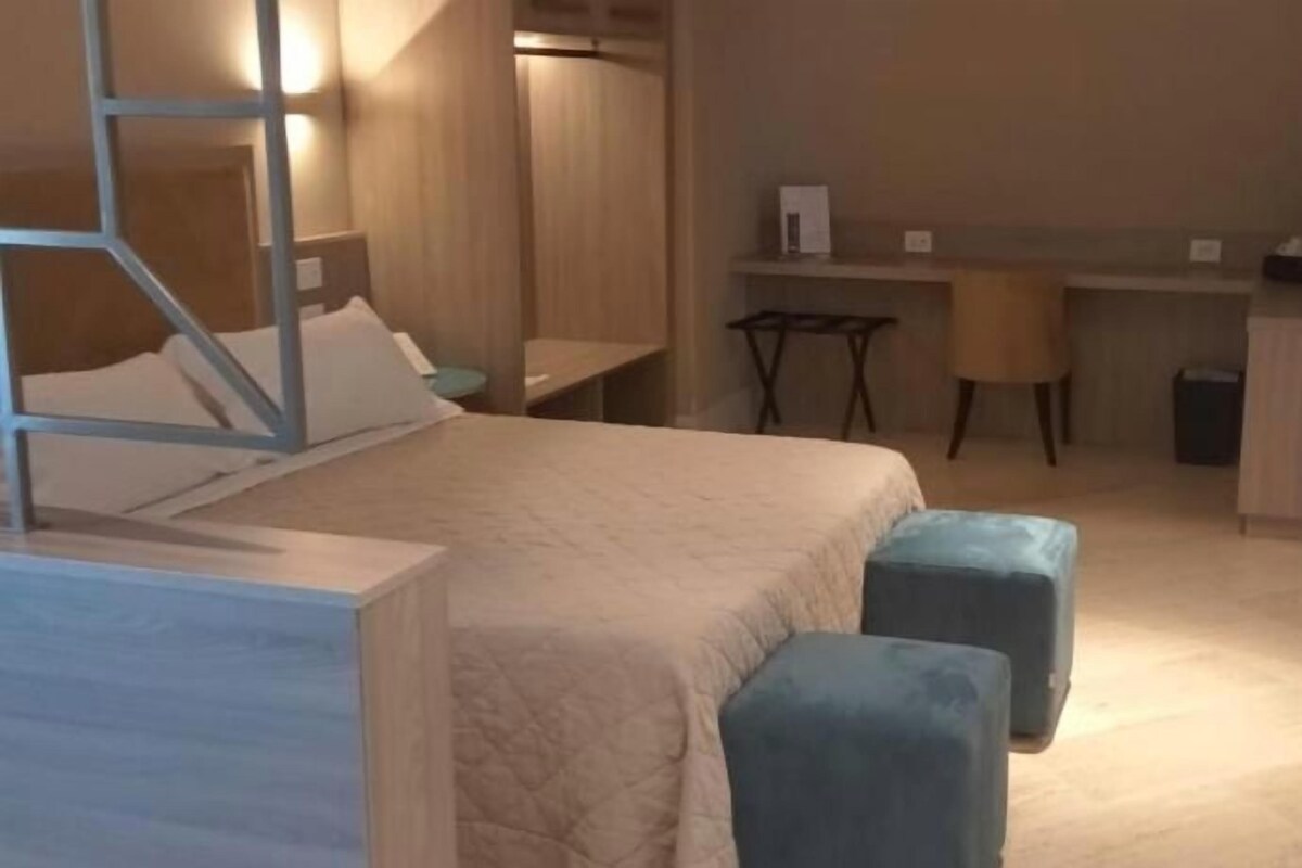 Luxe beddengoed, een minibar, een kluis op de kamer, een bureau
