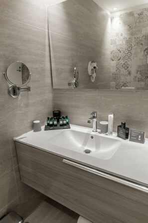 Shower, free toiletries, hair dryer, slippers - Europa Hotel (Vasto)