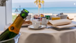 朝食 (ビュッフェ)、毎日提供 (無料)