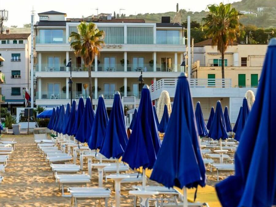 Platja privada, platja de sorra blanca i gandules de platja