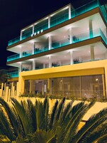 Un hotel de varios pisos con balcones y ventanas amplias.