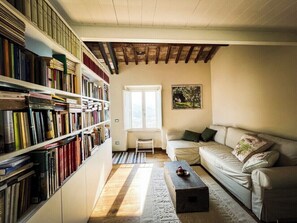 TV connectée, livres, chaîne hi-fi