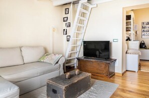 TV connectée, livres, chaîne hi-fi