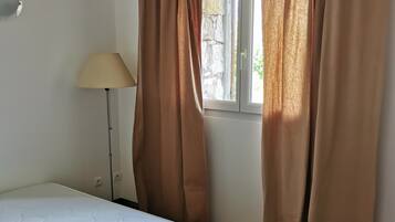 1 chambre, fer et planche à repasser, draps fournis