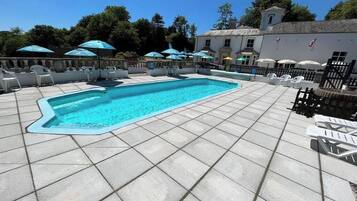 Piscina coberta i piscina a l'aire lliure