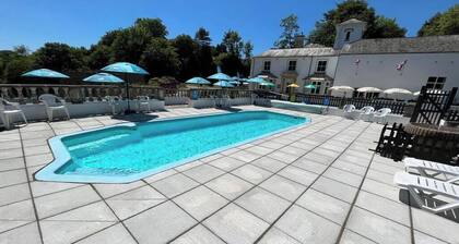 Accommodation for 8, weekly, monthly and early booking discounts available.