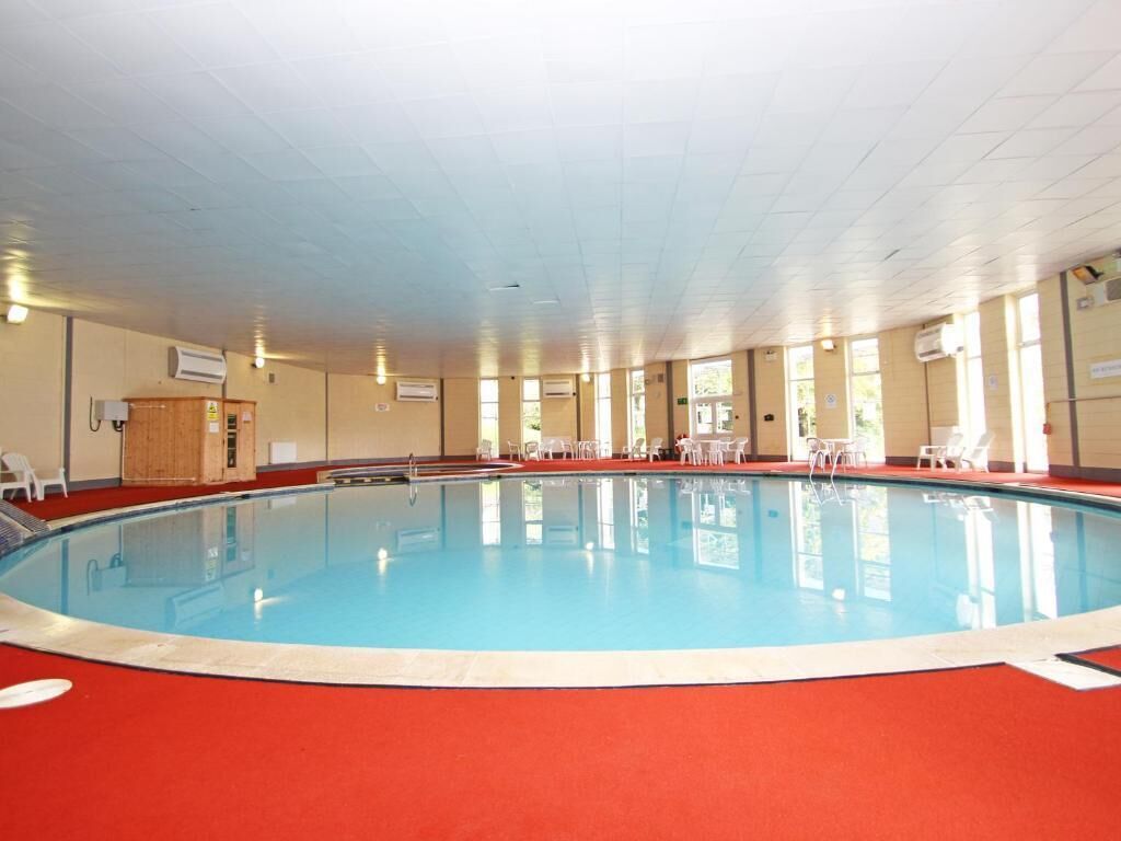 Innendørsbasseng og utendørsbasseng