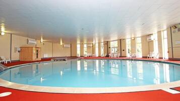 Piscina coberta i piscina a l'aire lliure