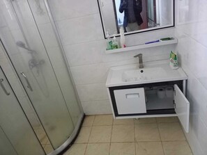 Dusche, kostenlose Toilettenartikel, Hausschuhe, Bidet
