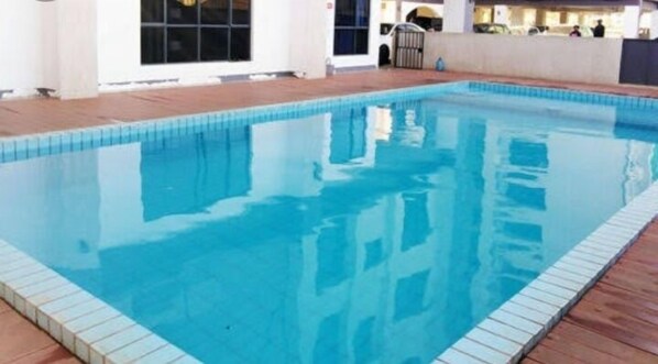 Outdoor pool - Stay.Plus Mpuuga Garden Apartment (Nairobi)
