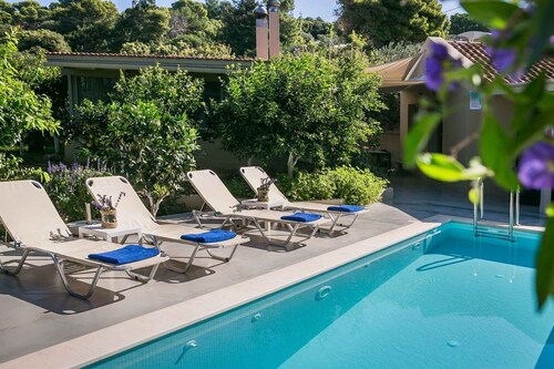 Exclusive Villa with detached family room 70m from the sea