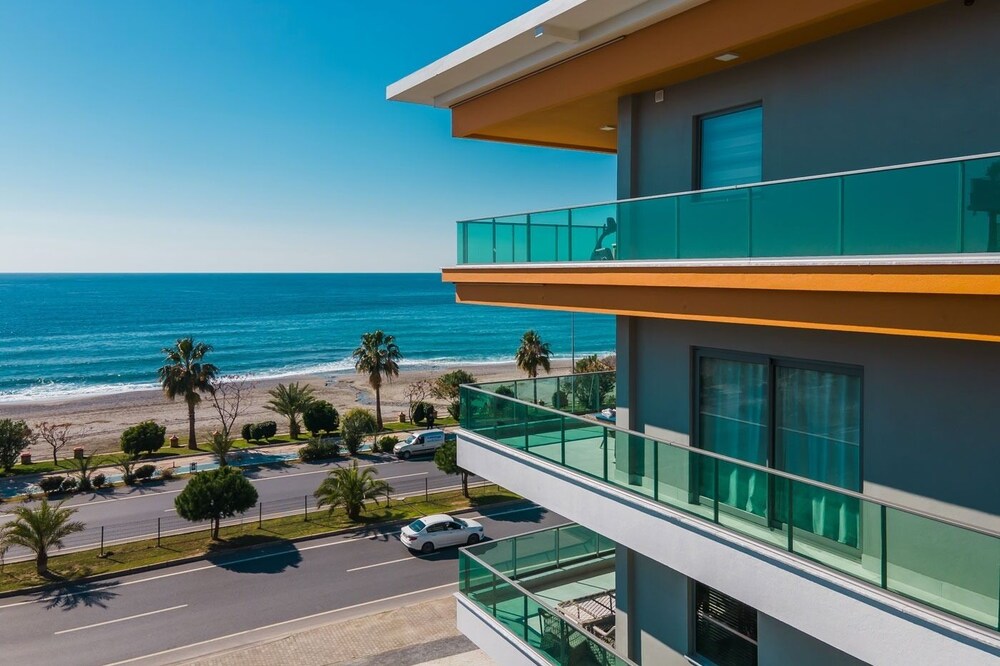 AT THE SEASHORE COZY APARTMENT WITH FULL ACTIVITY