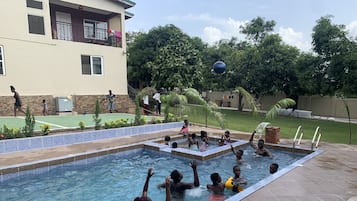 Una piscina al aire libre